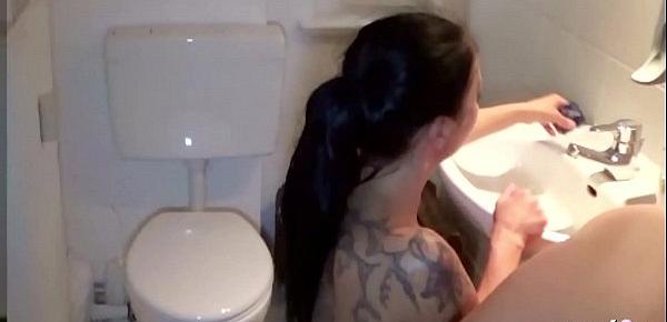 Mutter fickt Freund ihres Sohn heimlich auf der Toilette durch German